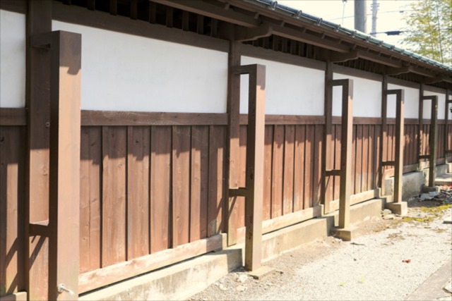 彦根のリフォームに対応している【グリーンホーム】ではベニガラ塗装・漆喰補修・瓦修理も可能